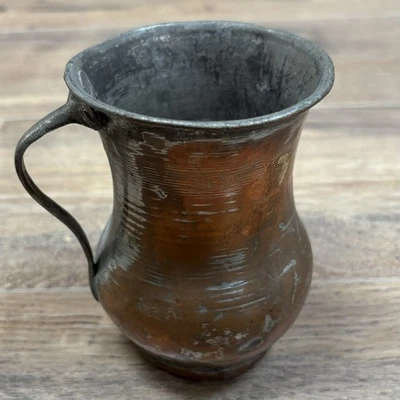 Antigua taza primitiva de cobre estañado de 4,5 pulgadas con mango forjado a mano martillado Foto 1 de 4