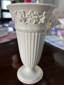 Wedgwood creme geprägte Queen's Ware 6,5" Trompetenvase Etruria & Barlaston - Bild 1 von 8