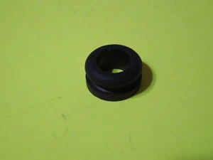 1 NOS OEM Harley Davidson Rear Fender / Instrument Panel Grommet P/N 11430 - Picture 1 of 4