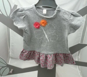 Wibra haut gris fleurs relief avec un volant  bébé 3 mois - Imagen 1 de 2