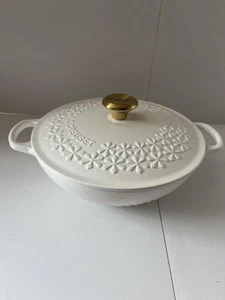 Le Creuset Signature Marmite 22cm Cotton White Flower Relief Cast Iron Pot NIB - Picture 1 of 7