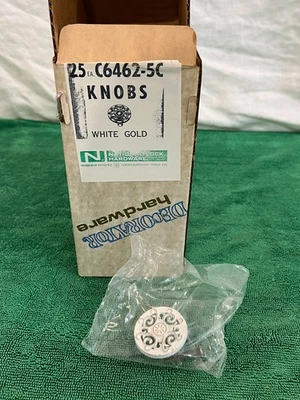 Caja de 25 perillas de puerta de gabinete vintage NOS, National Hardware blanco, dorado 1979 Foto 1 de 4