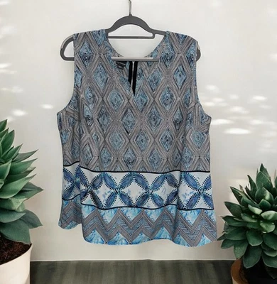 Blusa geométrica sin mangas Covington para mujer con cierre de cremallera talla grande 2X Foto 1 de 4