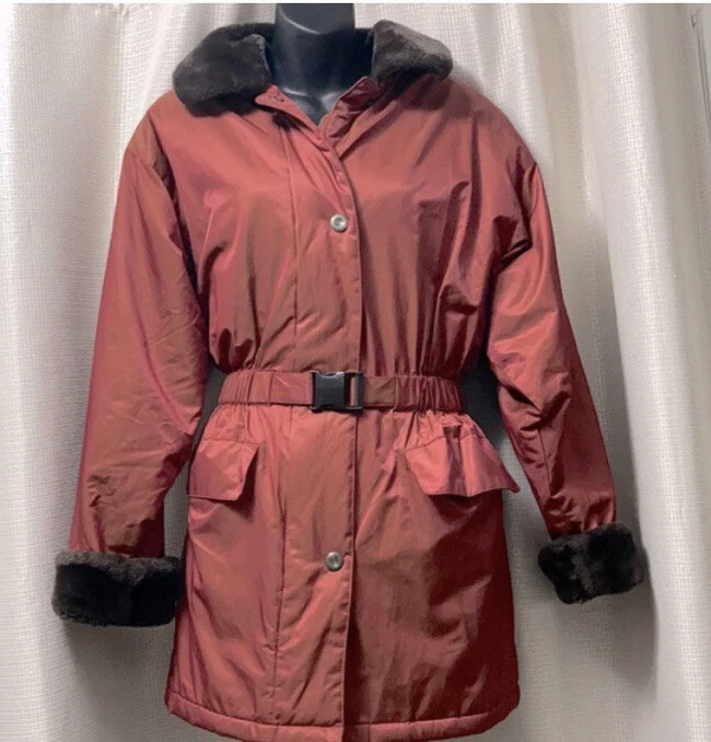 Gabardina London Fog Rain cuello y puños de piel aislados marrón azul iridiscente Foto 1 de 3