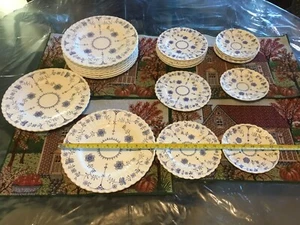 Set 25 pezzi piatti classici D&g Meakin Scandia incisione a mano inglese Ironstone - Foto 1 di 7
