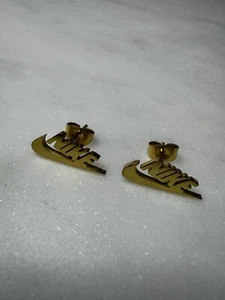 Nike Ohrringe - Gold Nike Swoosh Ohrringe - Ohrstecker - Weihnachtsgeschenk - Bild 1 von 2