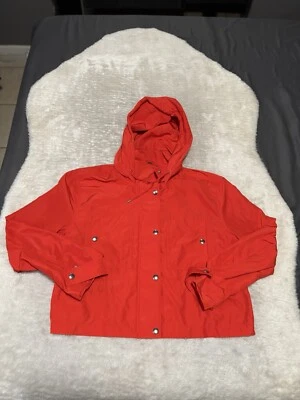 Chaqueta cortavientos Banana Republic para mujer pequeña con capucha roja Foto 1 de 4