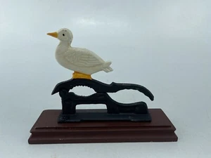 Anatra schiaccia dadi in ghisa vintage con base in legno Made in China - Foto 1 di 10