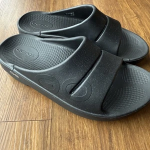 OOFOS OOahh Recovery Sandals Slide Black Womens 7 Men 5 Slip On Comfort Pool Gym - Picture 1 of 8