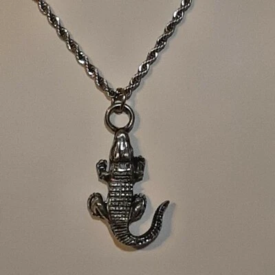 COLLAR CADENA CUERDA INOXIDABLE 24" COCODRILO COLGANTE PELTRE Foto 1 de 4