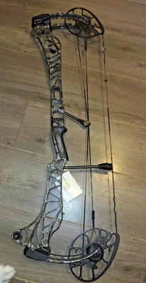 NEW MATHEWS LIFT 33 BOW right hand 30" 70LBS. - B mod - Image 1 of 3