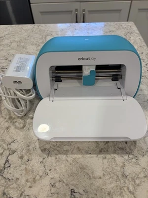 Cricut Joy 机器套装-很少使用-含工具、乙烯基和垫子 — 第 1/4 张图片