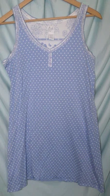 Aria Blue White Polka Dot V-Neck Sleeveless Knit Chemise Size M Foto 1 de 4