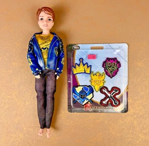 Muñeca Disney Descendientes 11" King Ben Auradon Prep + Insignias Bordadas - Imagen 1 de 7