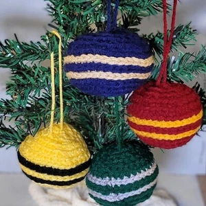 Hogwarts "Bufandas de casa" Adornos - Ganchillo hecho a mano - Juego de 4 - Imagen 1 de 7