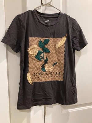 Camiseta para mujer Coach pequeña de cuero con diseño de flores y plumas Foto 1 de 3