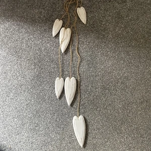 Juego de 6 corazones colgantes de madera rústicos Shabby Chic blanco cuerda atada pared techo - Imagen 1 de 5