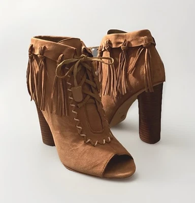 Botines Cynthia Vincent clavados para mujer 8 borlas de gamuza tostadas punta abierta tacones gruesos Foto 1 de 4