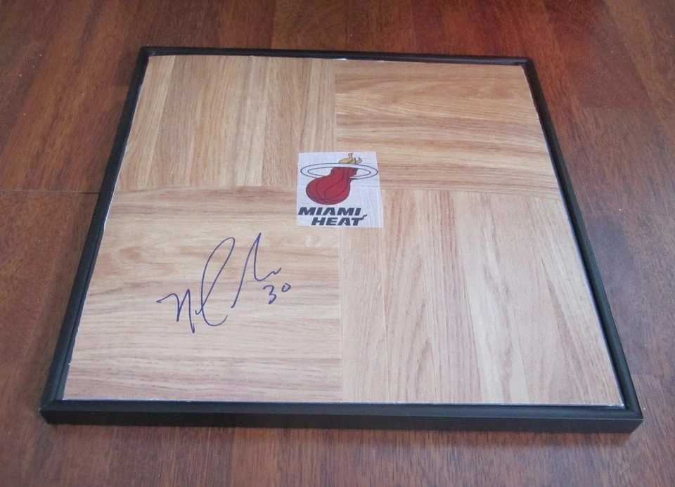 НАПОЛЬНАЯ ПЛИТКА С ЛОГОТИПОМ MIAMI HEAT С РУЧНОЙ ПОДПИСЬЮ NORRIS COLE И РАМКОЙ С СЕРТИФИКАТОМ ПОДЛИННОСТИ - Изображение 1 из 1