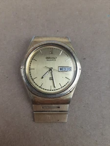 Men's Seiko Quartz SQ Wristwatch Gold Tone 8123-7009 Day Date - Picture 1 of 3