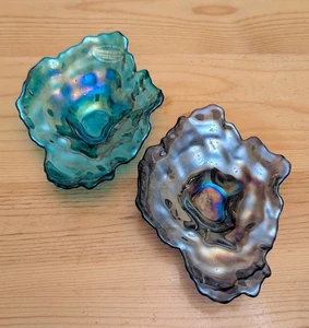 Plato de vidrio artístico Akcam con cáscara de ostra azul púrpura iridiscente, juego de 2, hecho a mano - Imagen 1 de 6