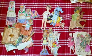 5 Sets HAUSGEMACHTE Papierpuppen mit Outfits_ ausgeschnitten_ ungewöhnlich, einzigartig & OOAK #52 - Bild 1 von 7