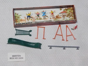 Kinder Figuren Spielplatz Rutsche Schaukel & Schwebebalken Merten #2454 - HO Scale - Bild 1 von 1