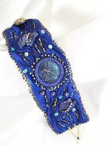 Pulsera brazalete Shibori cinta seda azul laguna, bordado de cuentas - Imagen 1 de 5