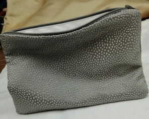 borsa trucco, tessuto grigio argento ricamato seta, cerniera grigia con fodera bianca - Foto 1 di 2