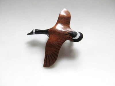 Pin de ganso de madera tallado y pintado a mano Ward Museum Salisbury MD firmado 1 1/4" Foto 1 de 4