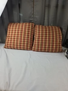 Dekokissen (2) rot/grün/gold kariert Couch Country Feder Reißverschlüsse quadratisch 17" gebraucht, in einwandfreiem Zustand - Bild 1 von 6