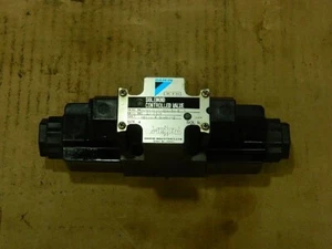 DAIKIN KSO-G02-2CA-30-E   HYDRAULIC VALVE 100 VAC - Picture 1 of 8