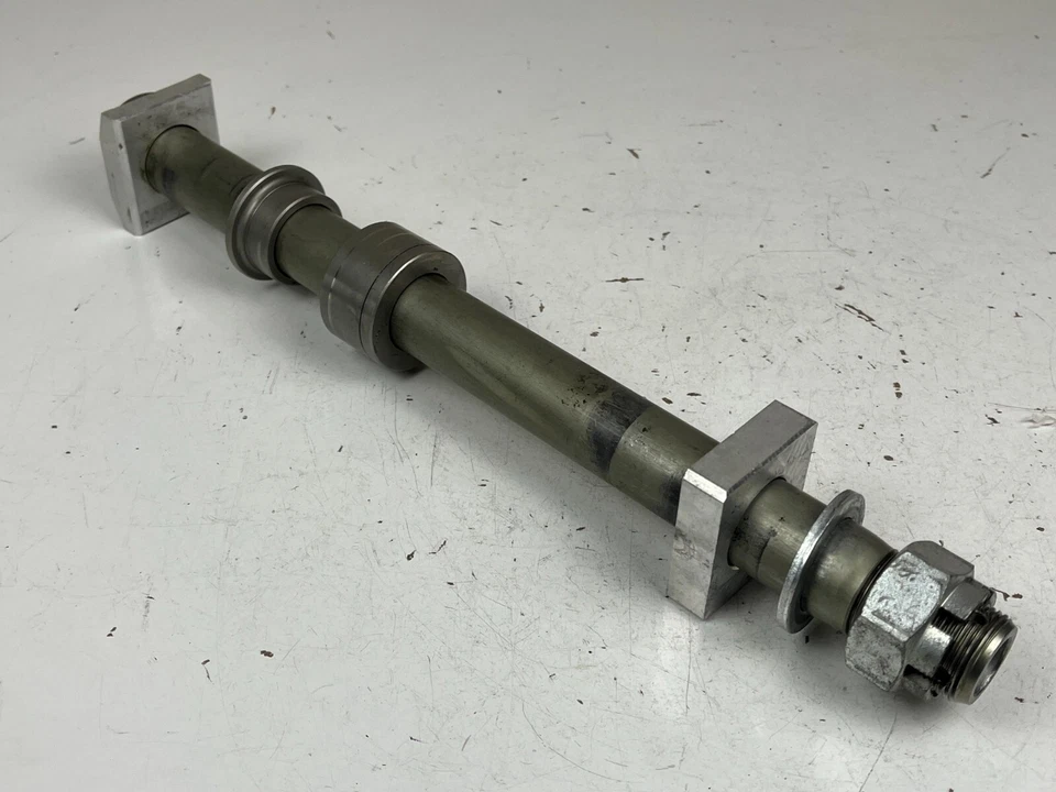 Eje de rueda trasera Kawasaki Ninja ZX6R 2007-2012 con espaciador y herrajes *limpio* Foto 1 de 4