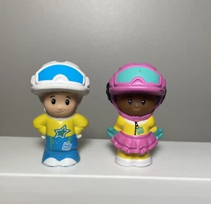 Fisher Price Little People Eddie Snowboarder & Tessa Skifahrer Ski Snowboard Set - Bild 1 von 4