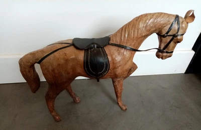 ancien jouet, grand cheval en résine, bois ? et cuir - Photo 1/4