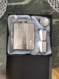 Jack Daniels Gift Set with 7oz  Flask Shot Glasses X2 & Funnel Stainless... - Bild 1 von 4