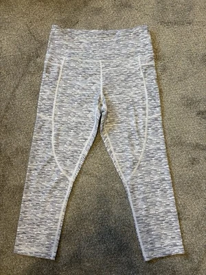 Leggings femininas Zyia Active Level Light n Tight Capri cropped bolsos cinza 6-8 - Imagem 1 de 4