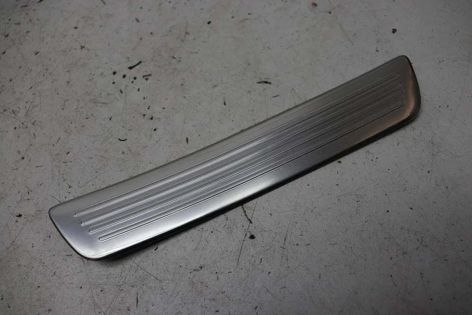 Отделочная пластина задней панели порога Mercedes Benz CLA45 AMG C117 RHS A2466800435 J149 - Изображение 1 из 1