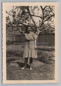 Junge Frau unter Obstbau im Juni 1943 - Altes Foto 1940er - Picture 1 of 2