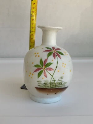 Urna jarrón vintage japonesa Moriage pintada a mano soplada a mano vidrio de leche de 4 lados  Foto 1 de 4