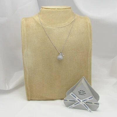 Collar de plata esterlina con dije de beso de circonita cúbica con respaldo plano grande 3D de Hershey's Foto 1 de 4
