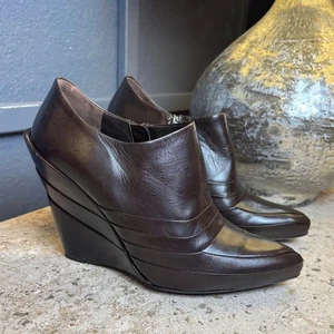 Miu Miu dunkelbraune Leder Keilabsatz Bootie Pumps 4,5" Absatz Größe 38 1/2 (8,5) - Bild 1 von 9