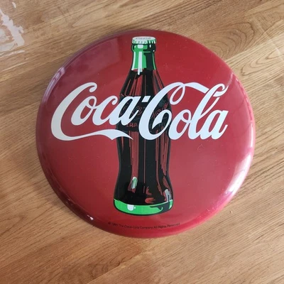"Letrero de metal vintage original de 12"" clásico de Coca-Cola con botón redondo 1990" Foto 1 de 4