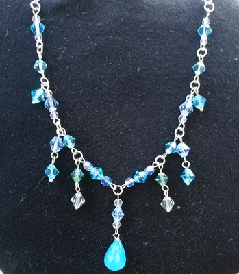 Collar con flecos en Y de cristal iridiscente lavanda transparente verde aguamarina azul Foto 1 de 4