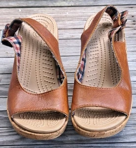 Sandali Crocs A Leigh taglia 6 pelle marrone slingback punta aperta sughero zeppa tacco - Foto 1 di 8