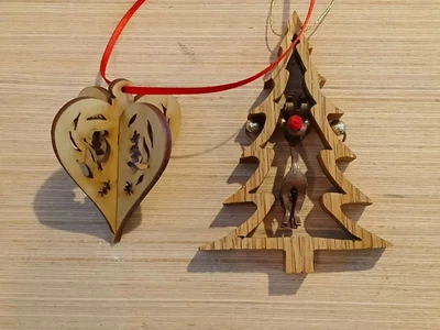 Conjunto de 2 enfeites de madeira para pendurar coração e árvore de Natal - Imagem 1 de 4