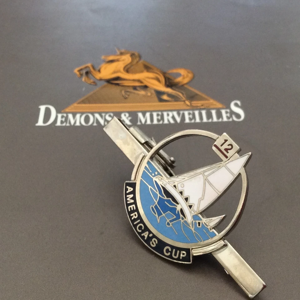 Cierre de barra de clip de corbata simple de metal para caballero práctico de Francia Copa América Foto 1 de 2