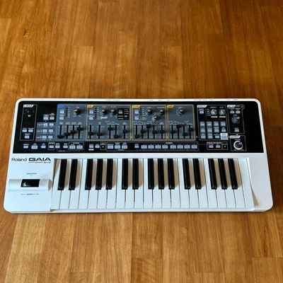Roland SH-01 GAIA Keyboard Synthesizer Musikequipment getestet - Bild 1 von 3