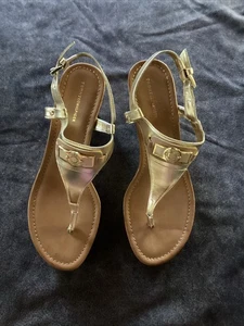 Nuevo Tommy Hilfiger Sandalias Tanga Cuero Dorado Zapatos Aspecto Corcho Tacón Cuña Talla 9.5 - Imagen 1 de 11