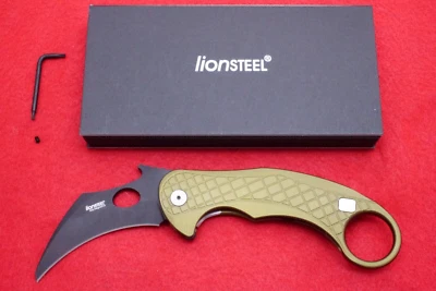 CUCHILLO ALETA LIONSTEEL LE1 A GB KARAMBIT CPM-MAGNACUT ALUMINIO VERDE, NUEVO Foto 1 de 4